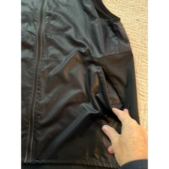 NWOT Men’s Lululemon Lightweight Vest - Picture 4 of 9